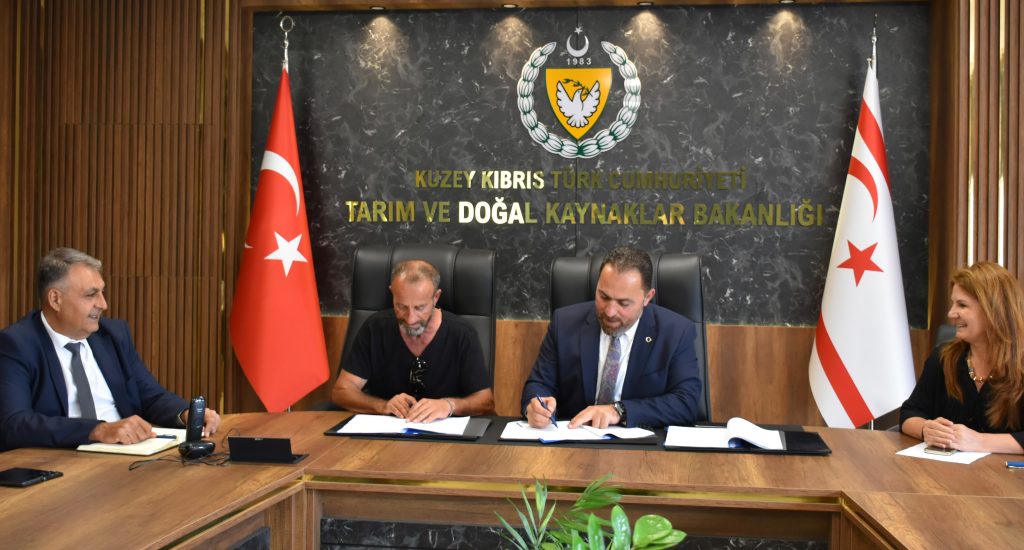 Çavuş, balıkçı barınaklarının işletilmesine ilişkin protokole imza attı