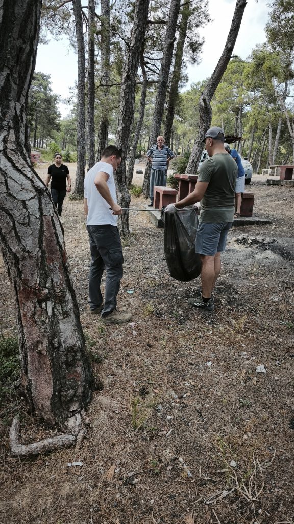 Patika Doğa Sporları Derneği Alevkayası piknik alanında çöp toplama etkinliği düzenledi
