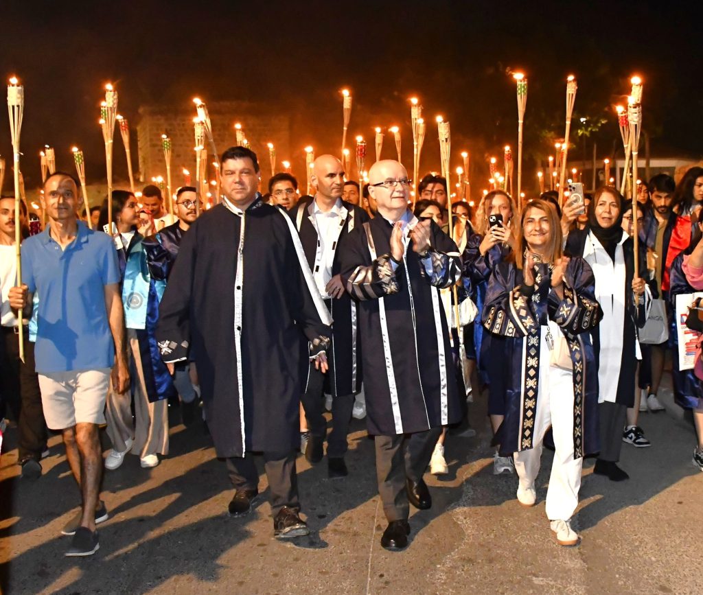 DAÜ Eczacılık Fakültesi mezunları için yemin töreni düzenlendi