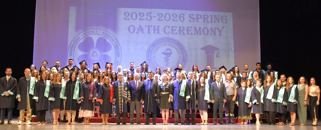 DAÜ Eczacılık Fakültesi mezunları için yemin töreni düzenlendi