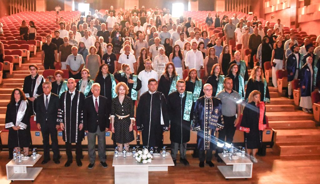 DAÜ Eczacılık Fakültesi mezunları için yemin töreni düzenlendi