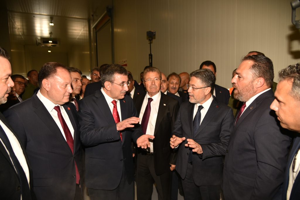 Yılmaz, Güzelyurt Soğuk Hava Deposu Entegre Tesisleri’nde incelemede bulundu