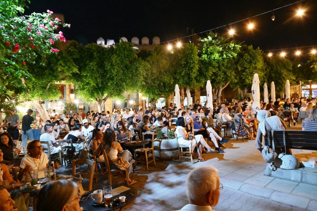 LTB Akustik Sahne’de dün akşam Aysu Mişon ve Eril Cambaz vardı