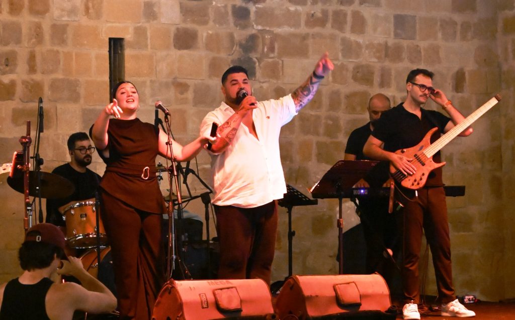 LTB Akustik Sahne'de dün akşam Aysu Mişon ve Eril Cambaz vardı
