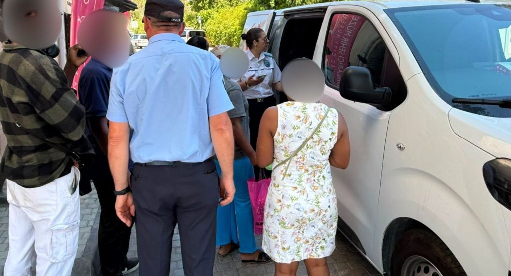 Üç ilçede eş zamanlı göç denetimi...Üç kişi hakkında sınır dışı işlemi başlatıldı