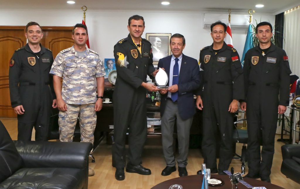 Dışişleri Bakanı Ertuğruloğlu, SOLOTÜRK pilotlarını kabul etti