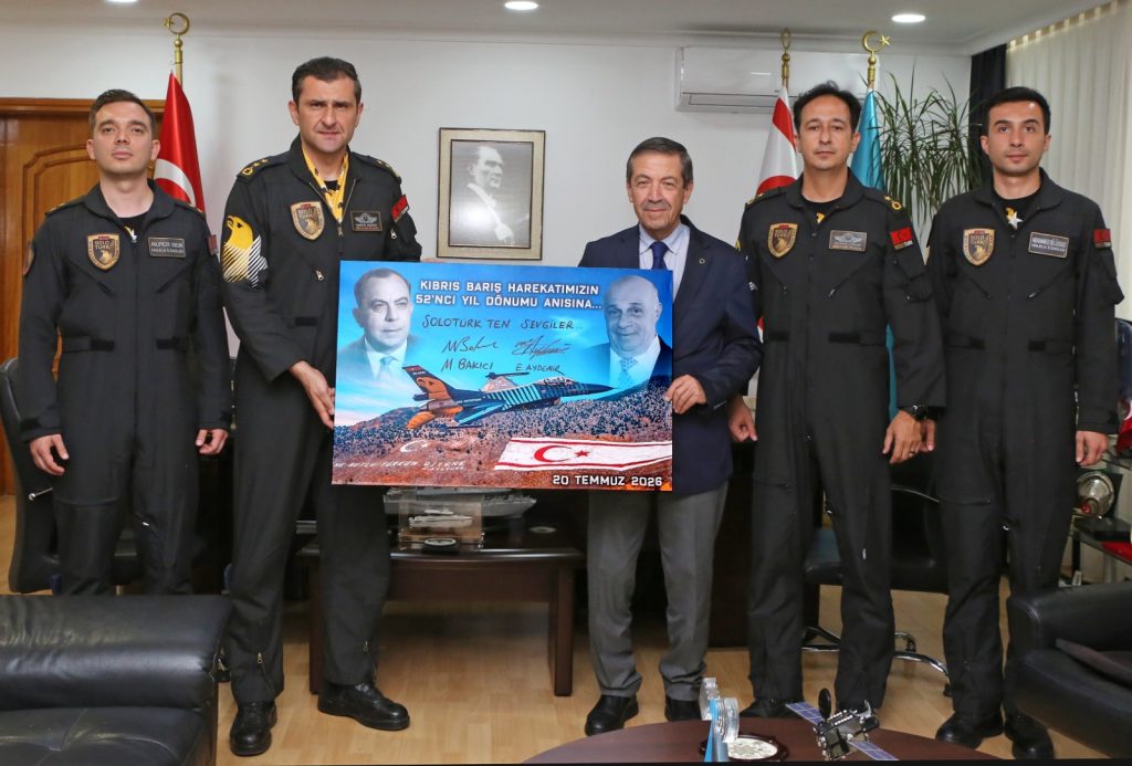Dışişleri Bakanı Ertuğruloğlu, SOLOTÜRK pilotlarını kabul etti