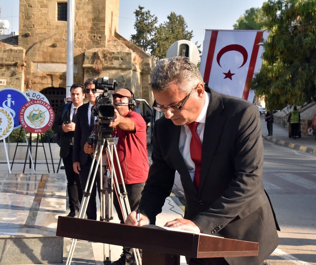 20 Temmuz Barış Harekatı'nın 52'nci yıl dönümü…Lefkoşa Atatürk Anıtı önünde tören düzenlendi