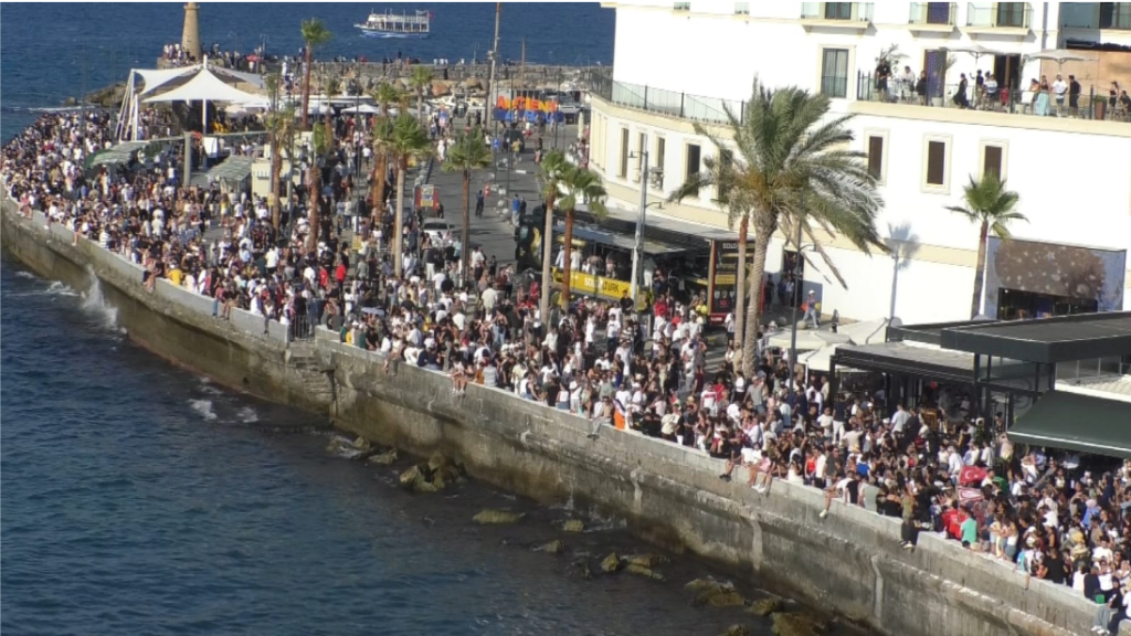 SOLOTÜRK Girne semalarında gösteri uçuşu gerçekleştirdi