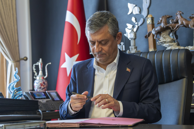 Özgür Özel CHP’den istifa etti: Yeni Parti’nin kuruluş evrakını imzaladı