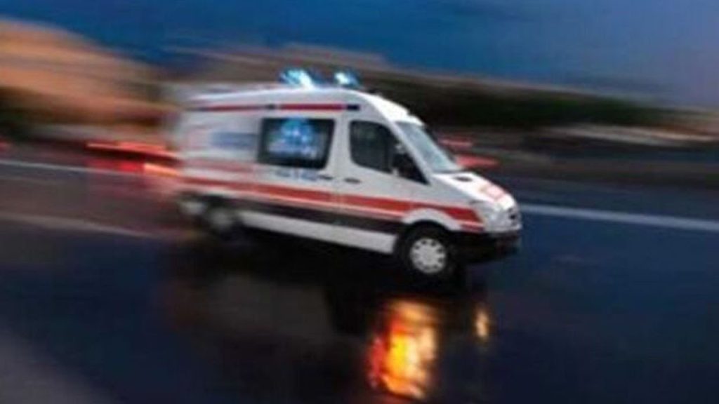 Bafra’da ağaca çarpan araç alev aldı: 3 yaralı