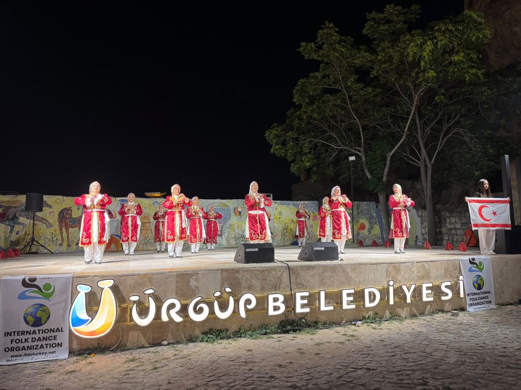 Mehmetçik Büyükkonuk Belediyesi Halk Dansları Ekibi, Ürgüp’ten iki ödülle döndü