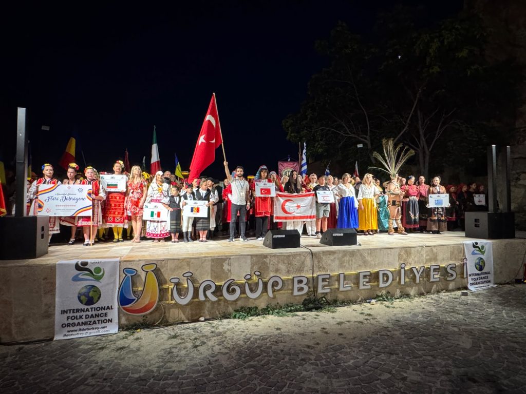 Mehmetçik Büyükkonuk Belediyesi Halk Dansları Ekibi, Ürgüp'ten iki ödülle döndü