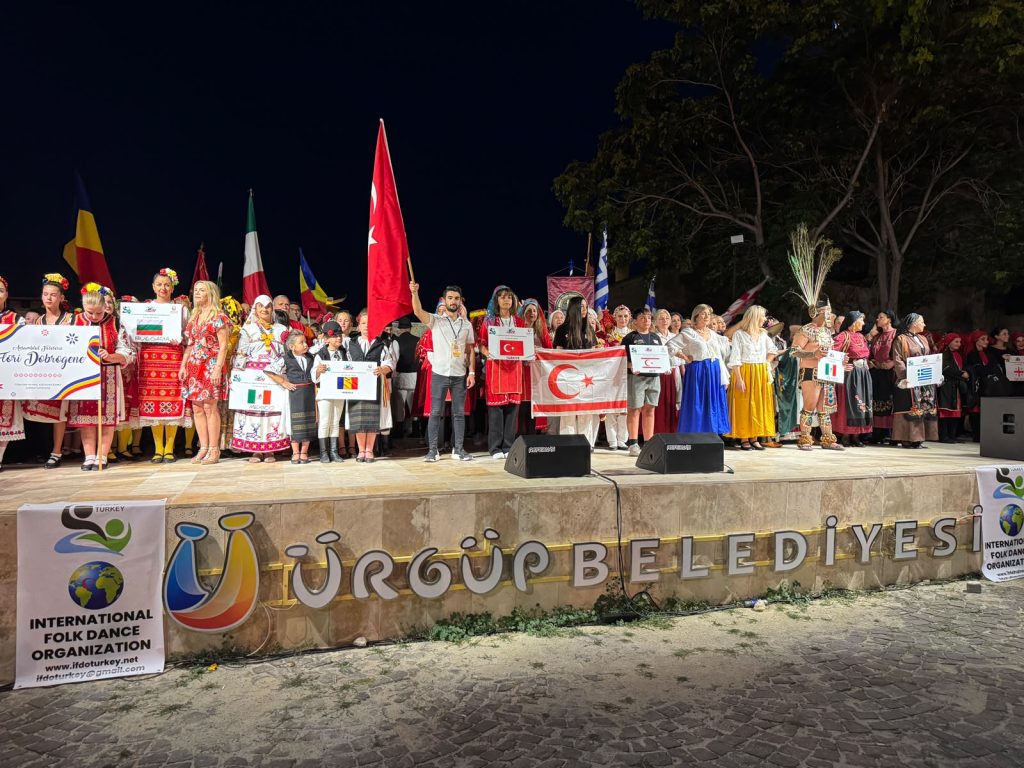 Mehmetçik Büyükkonuk Belediyesi Halk Dansları Ekibi, Ürgüp'ten iki ödülle döndü