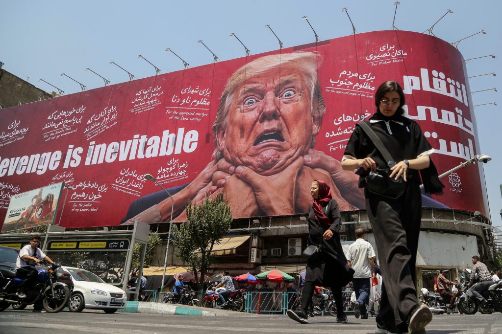 Tahran’da merkezi bir noktaya Trump’ı hedef alan “intikam” içerikli dev afiş asıldı