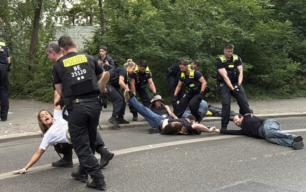 Berlin’de, İsrail’e mühimmat üreten şirketi protesto eden aktivistlere polisten sert müdahale