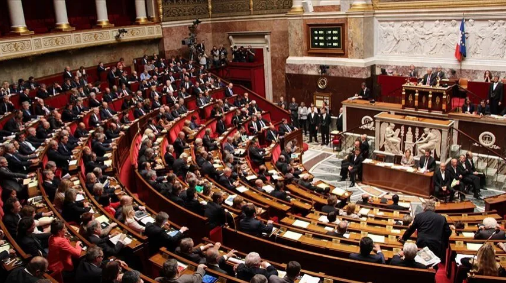 Fransa’da sıcaklık krizini iyi yönetemediği gerekçesiyle hükümete karşı sunulan gensoru önergesi reddedildi