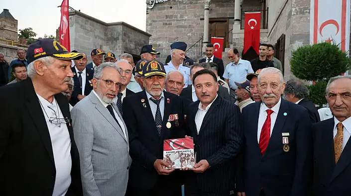 KKTC Aksakalı Öksüzoğlu Kayseri’de Kıbrıs gazileri ve öğrencilerle buluştu