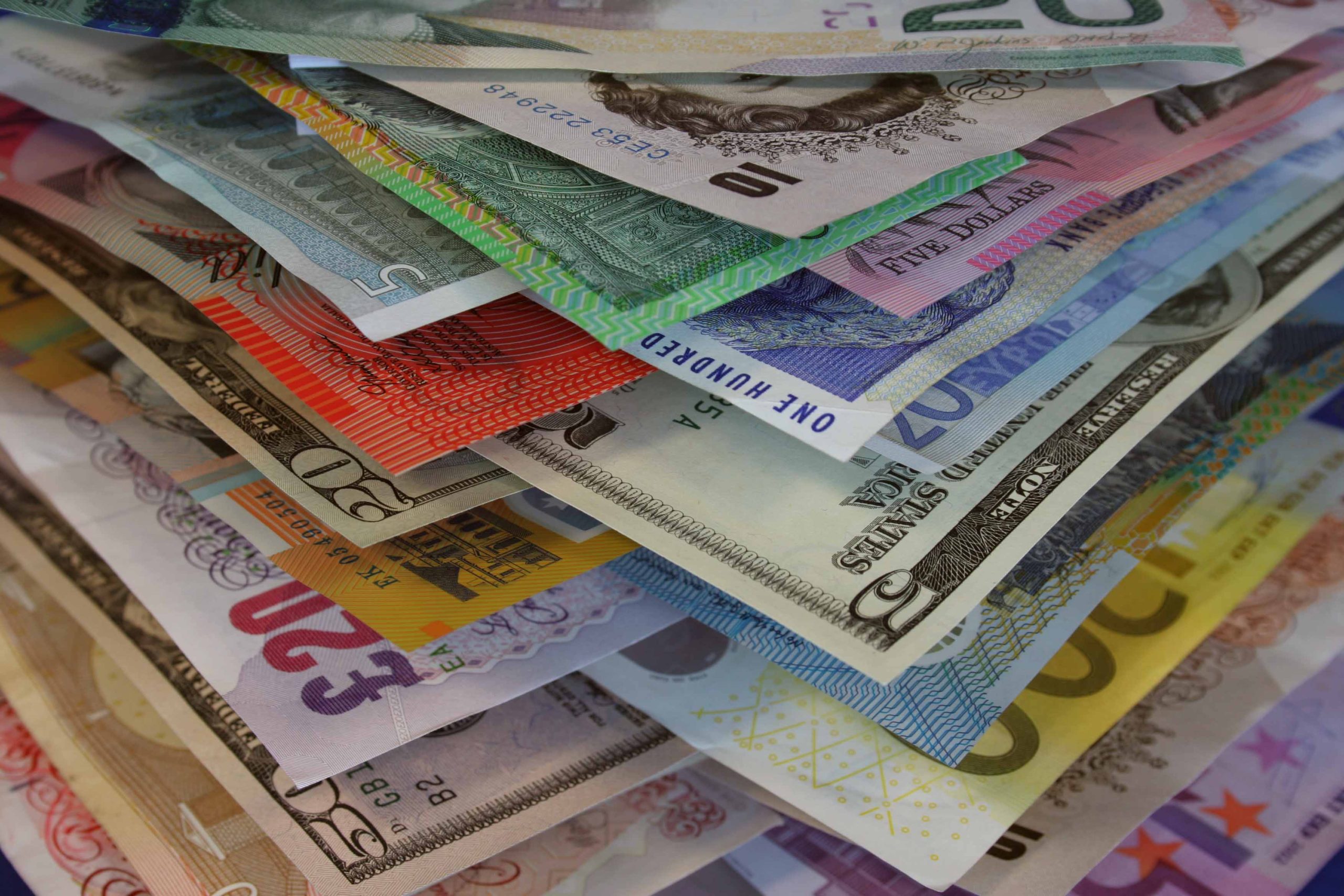 Dolar 47,2, euro 54,15 sterlin 63,90 TL’den işlem görüyor