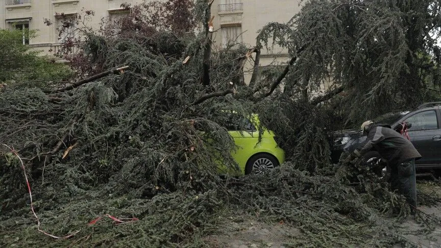 Fransa’da fırtına nedeniyle 2 kişi öldü, 53 bin hane elektriksiz kaldı