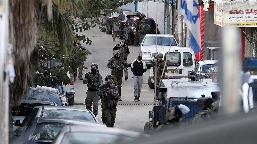 İsrail ordusu işgal altındaki Batı Şeria’da 20 Filistinliyi gözaltına aldı