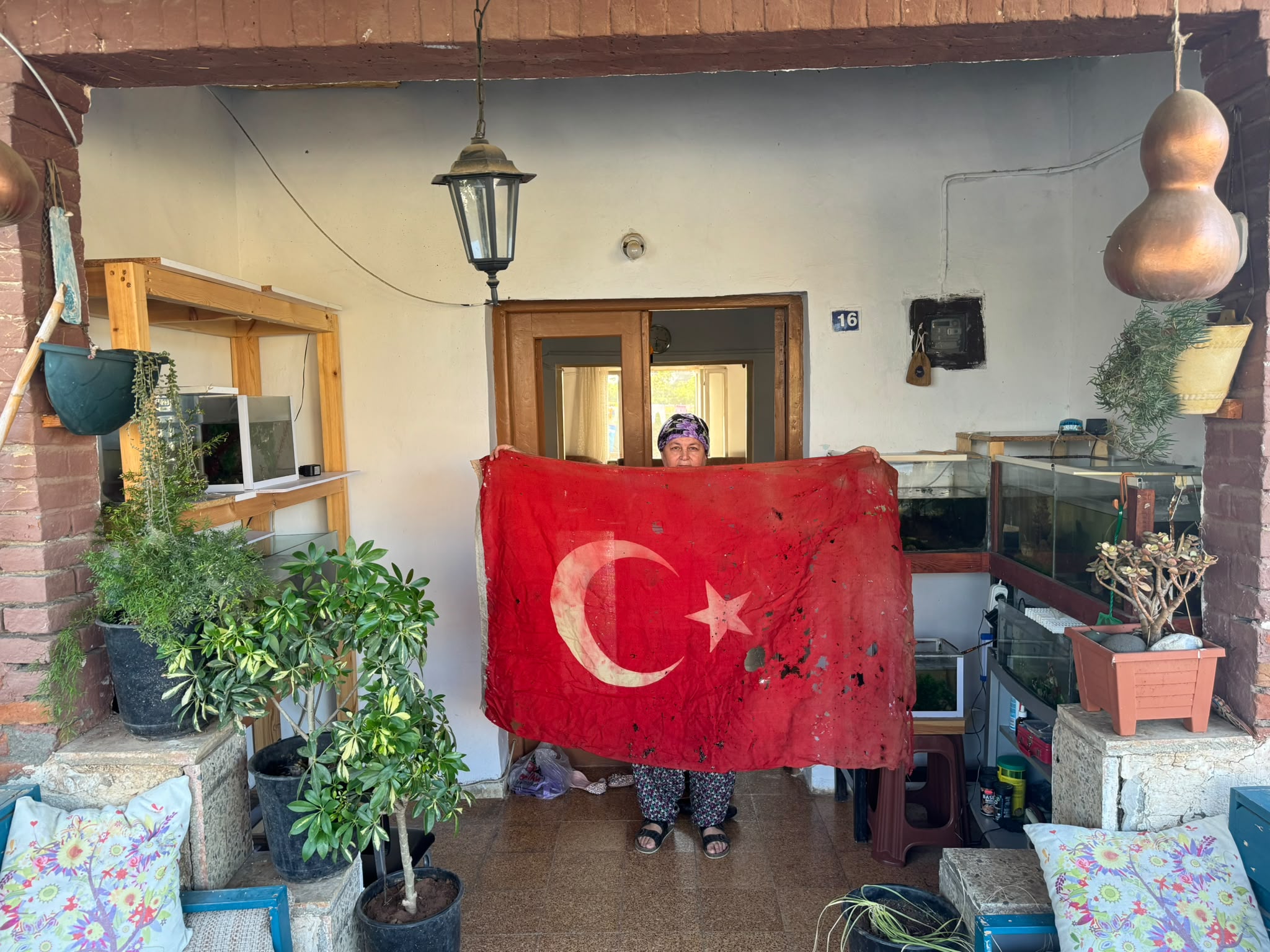 Kıbrıs Barış Harekatı’nda Mehmetçiğin kullandığı Türk bayrağını sandığında 36 yıldır saklıyor