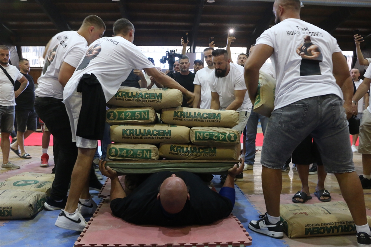 Kosovalı Bujar Muli 2 ton ağırlığı taşıyarak Guinness Rekorlar Kitabı’na girdi