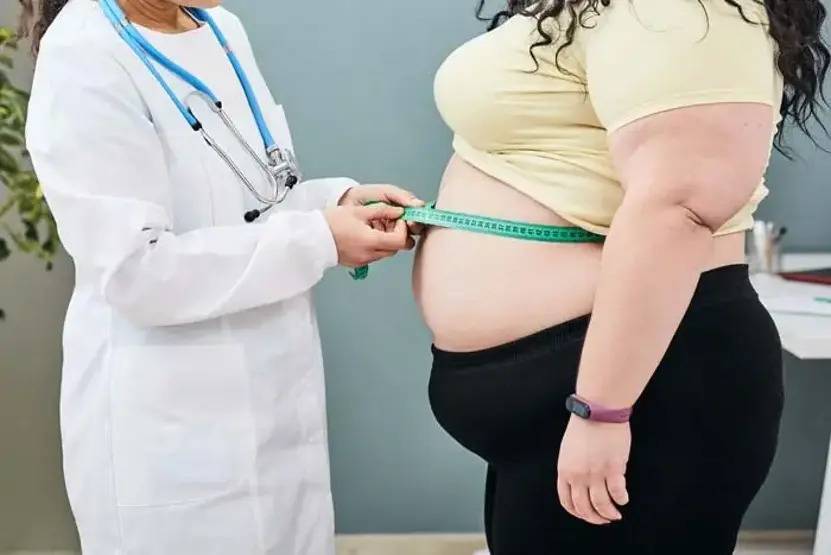 Obez 40 yaş üstü bireylerde tansiyon ve kolesterol değerleri giderek normal kilolularınkine benziyor
