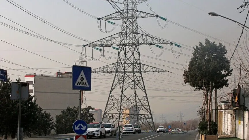 Tahran’da tüketim kotasını aşan 500’den fazla kamu kurumunun elektriği kesildi