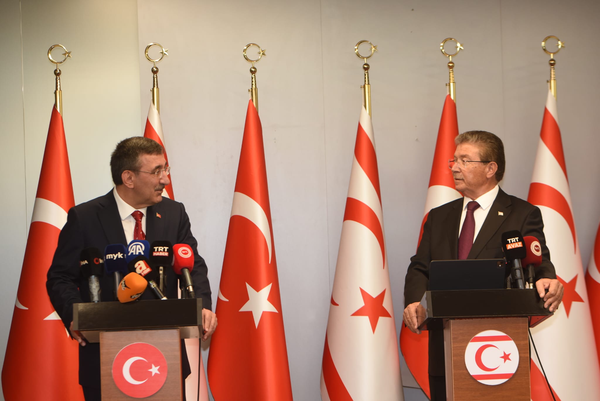 Üstel ve Yılmaz, Ercan Havalimanı’nda basın toplantısı düzenledi